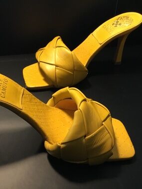 VINCE CAMUTO -BRELANIE BRAIDED STRAP SANDALS